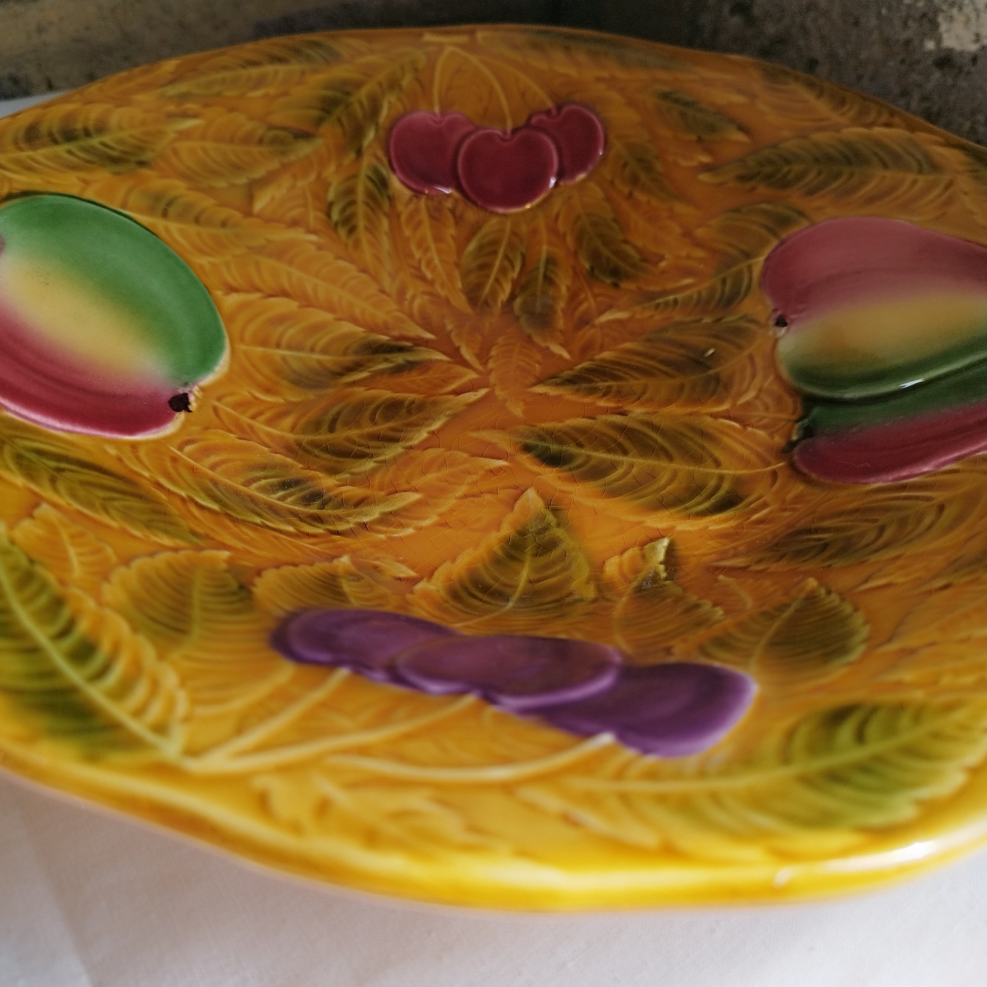 Grande coupe Sarreguemines en barbotine décor fruits